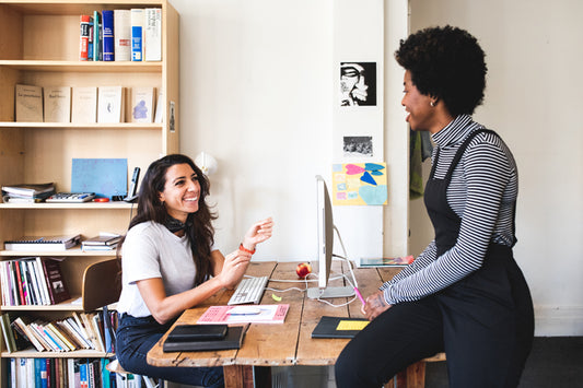 Discussion au travail entre collègues