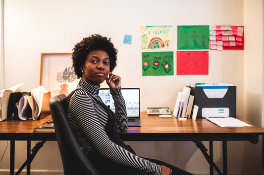 Personne assise à son bureau