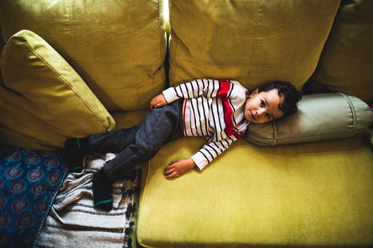 Enfant jouant dans un canapé