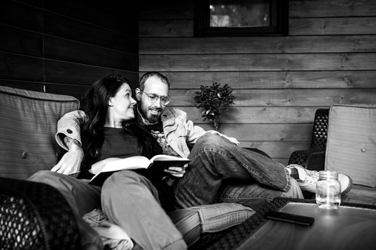 Couple complice sur un balcon