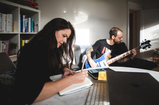 Couple à la maison pratiquant ses loisirs