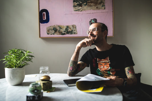 Portrait d'une personne souriante assise à une table