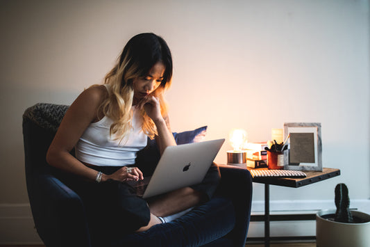 Personne en télétravail, décontractée devant son ordinateur portable