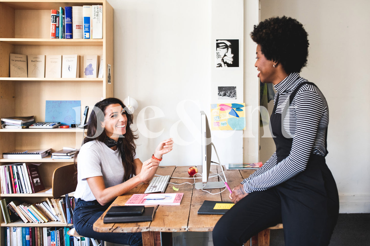 Discussion au travail entre collègues