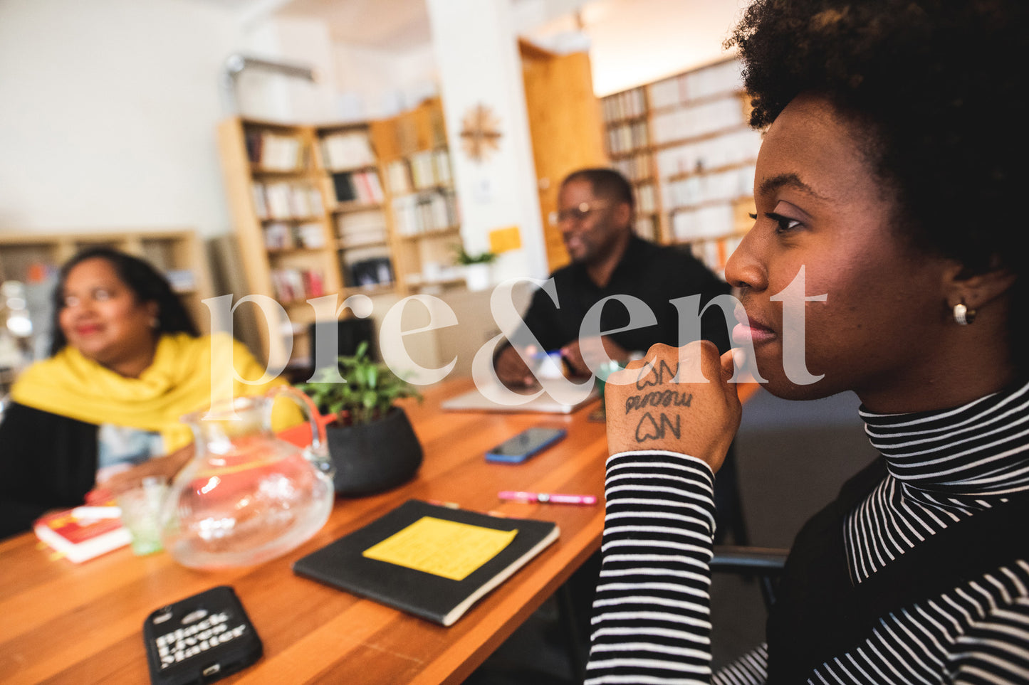 Personne attentive en réunion