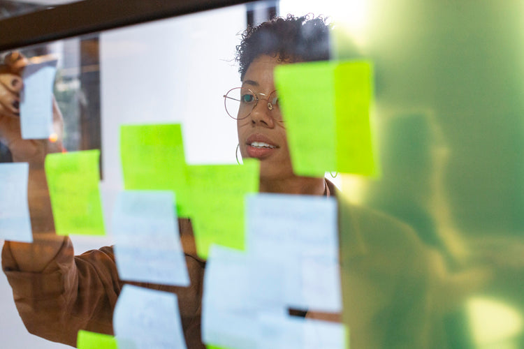 Brainstorming with sticky notes – pre&ent