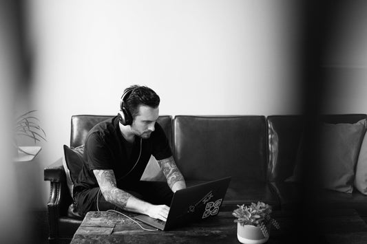 Personne qui travaille sur son ordinateur dans son salon