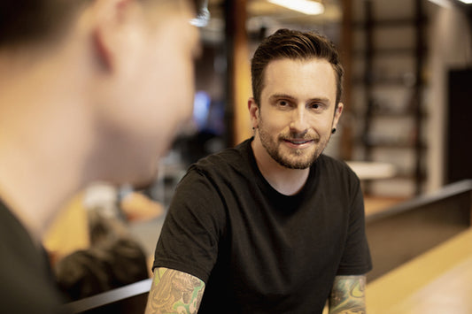 Conversation amicale entre collègues