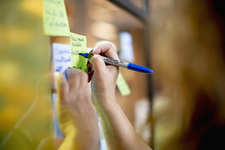 Writing on sticky notes during brainstorm – Studio Pre&ent
