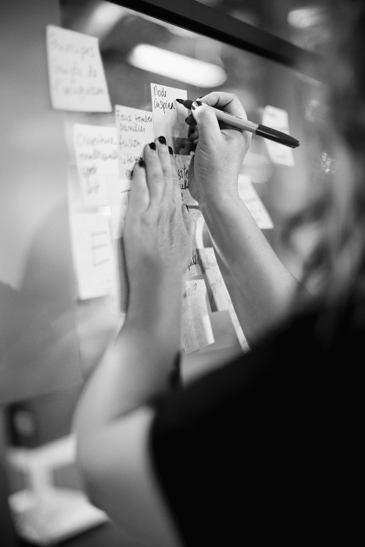 Brainstorming with sticky notes – Studio Pre&ent