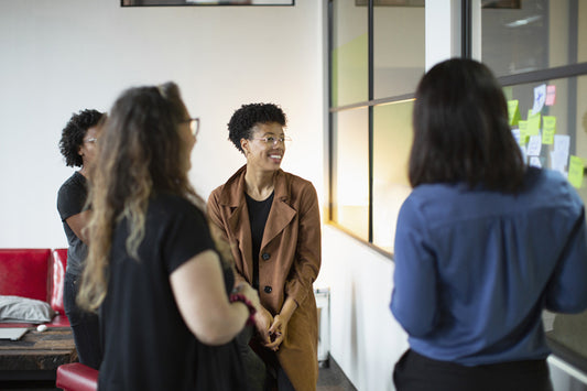 Partage d'idées en groupe durant un brainstorm