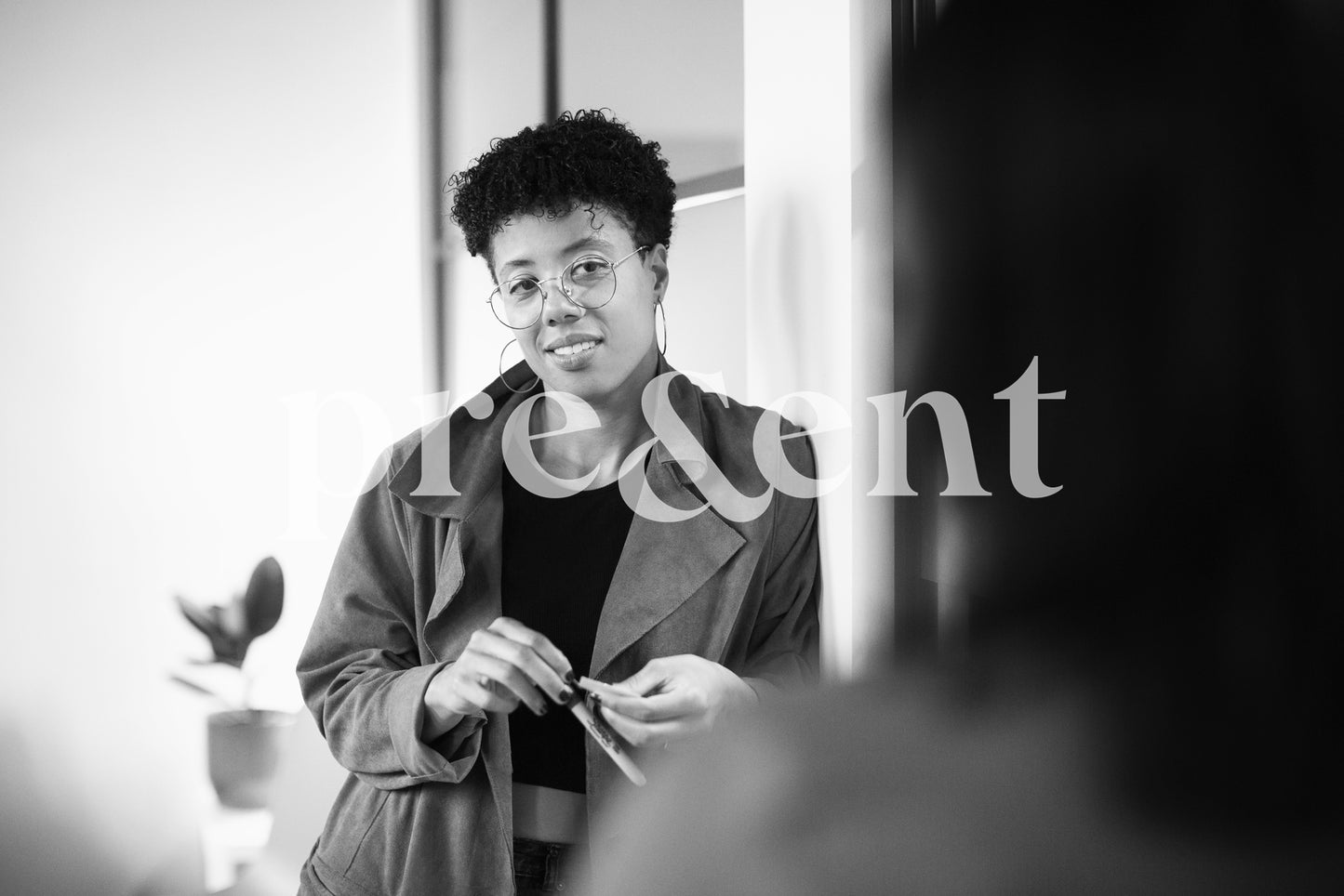 Une personne qui écoute en s'appuyant contre un mur