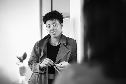 Une personne qui écoute en s'appuyant contre un mur