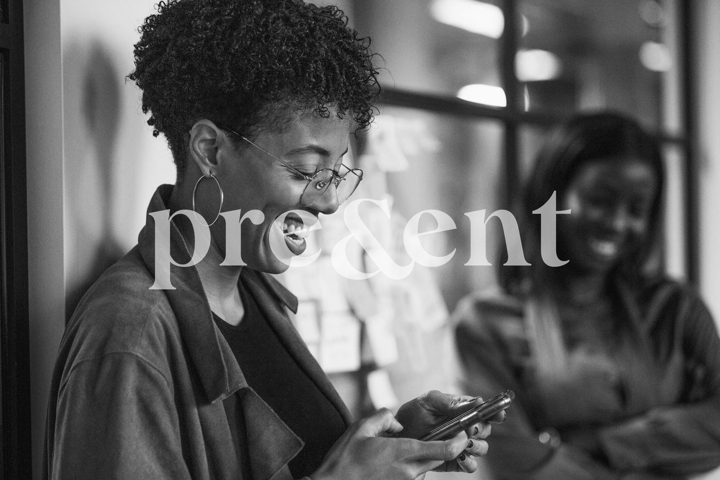 Personne heureuse regardant son téléphone