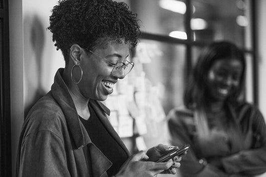 Personne heureuse regardant son téléphone