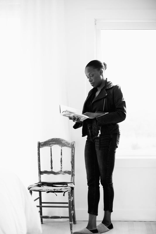 Lire un livre dans un décor minimaliste