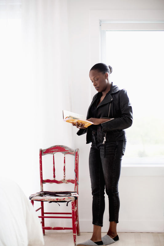 Lire un livre dans un décor minimaliste