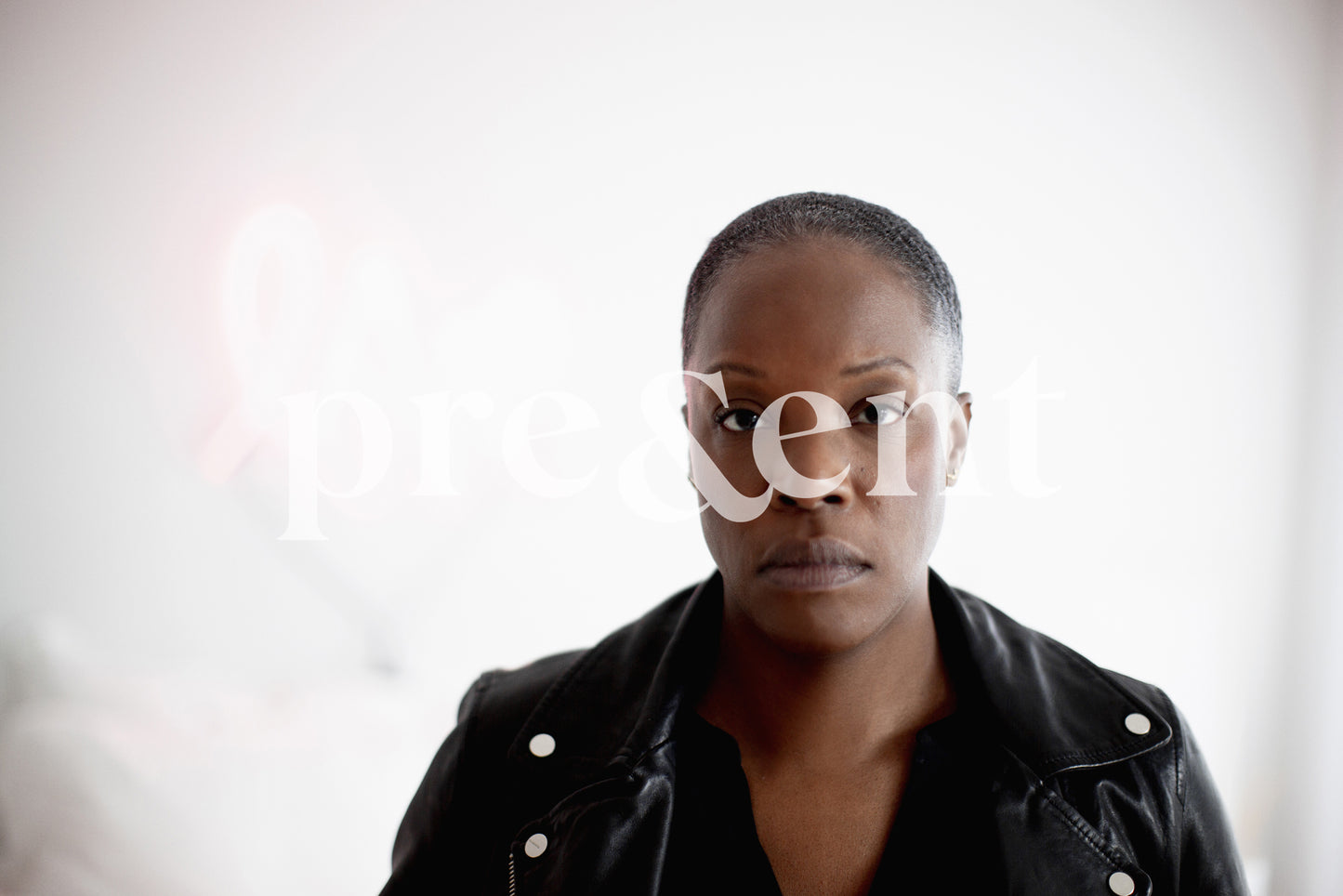 Portrait d'une personne à l'air sérieux