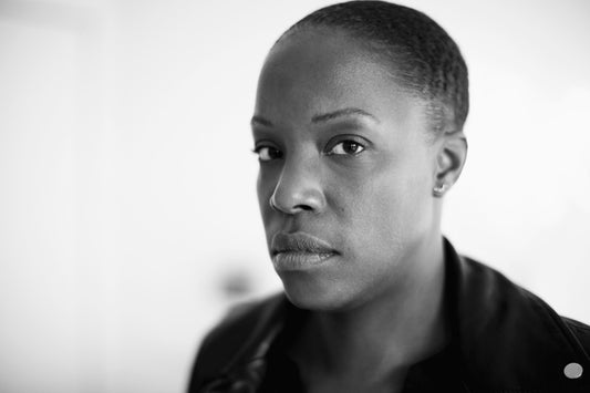 Portrait rapproché d'une personne à l'air attentif