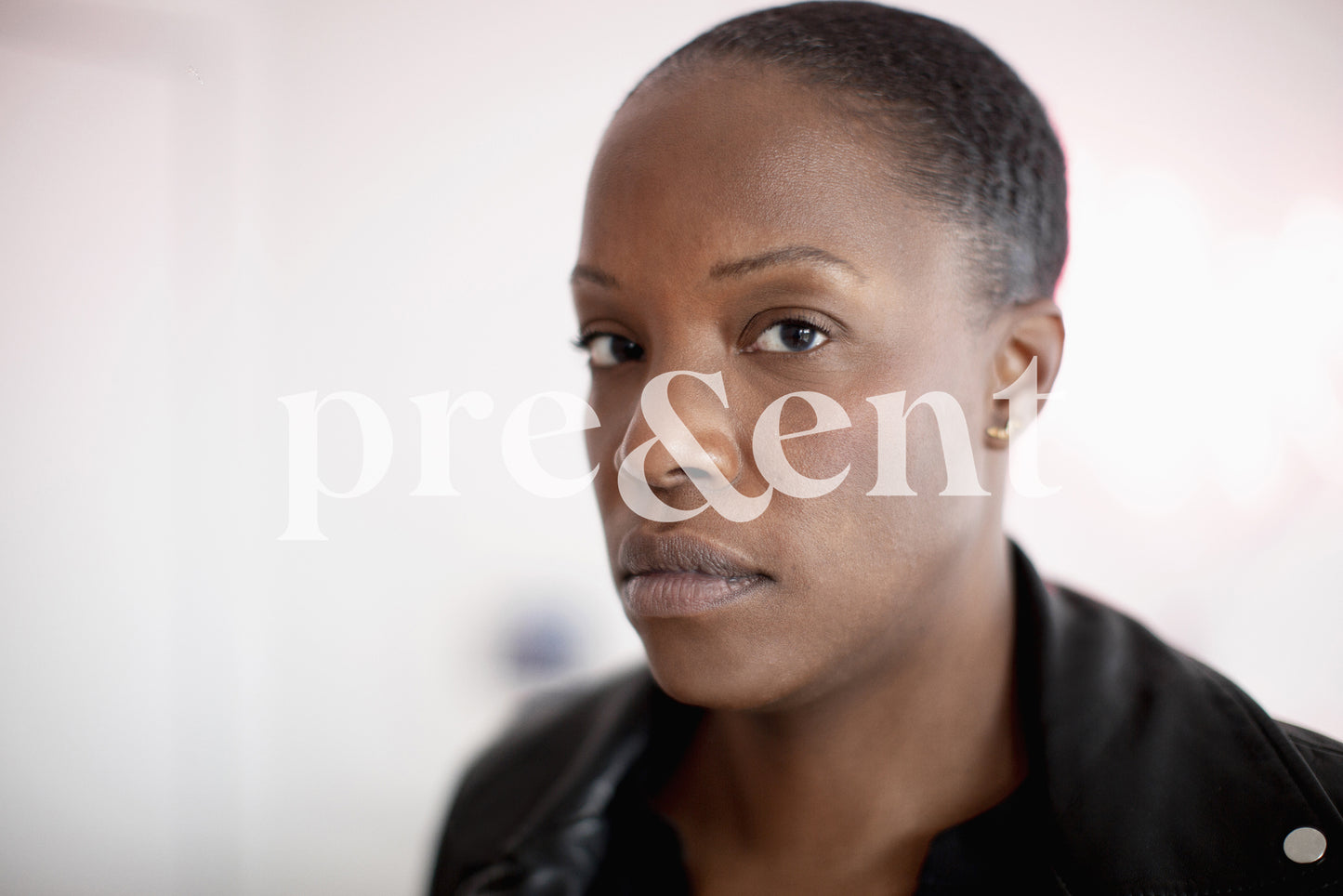 Portrait rapproché d'une personne à l'air attentif