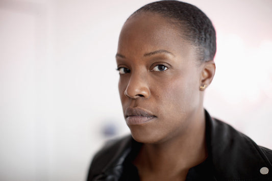 Portrait rapproché d'une personne à l'air attentif