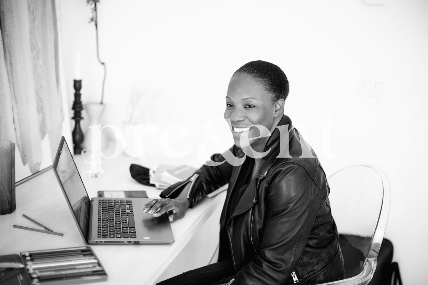 Personne souriante travaillant sur son ordinateur