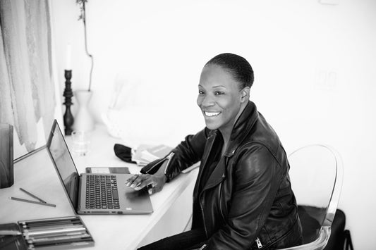 Personne souriante travaillant sur son ordinateur