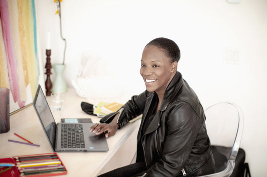 Personne souriante travaillant sur son ordinateur