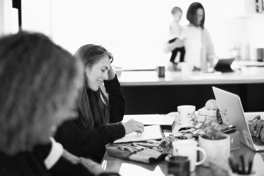 Amis travaillant ensemble