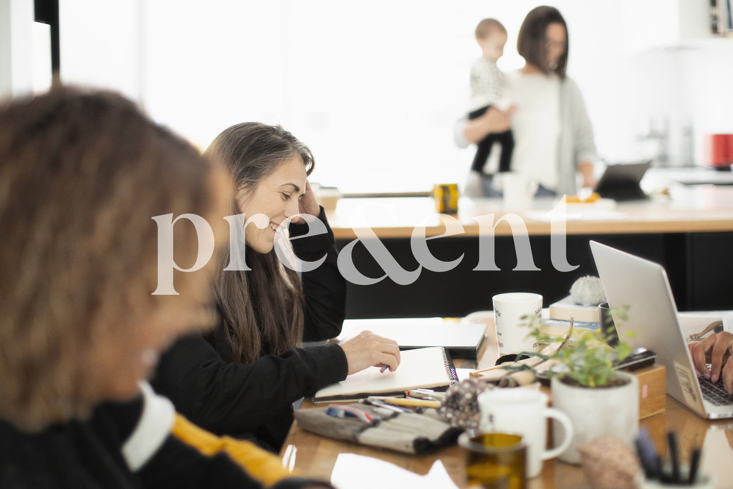 Amis travaillant ensemble