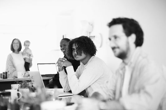 Groupe décontracté et attentif