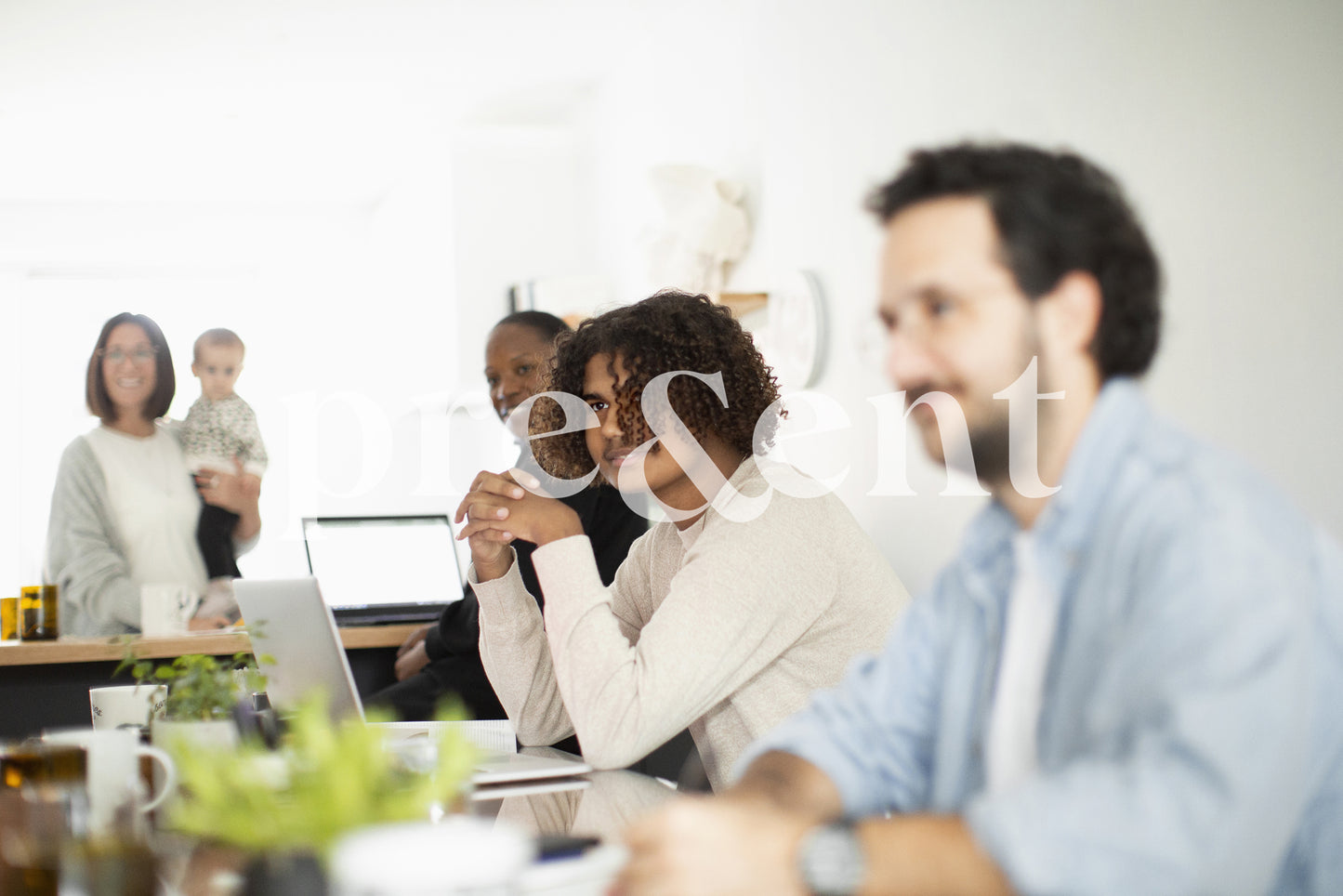 Groupe décontracté et attentif