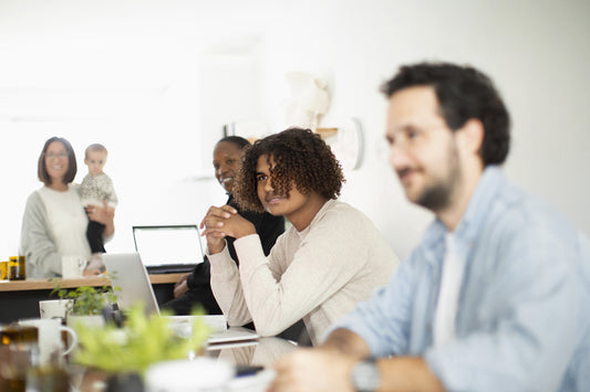 Groupe décontracté et attentif