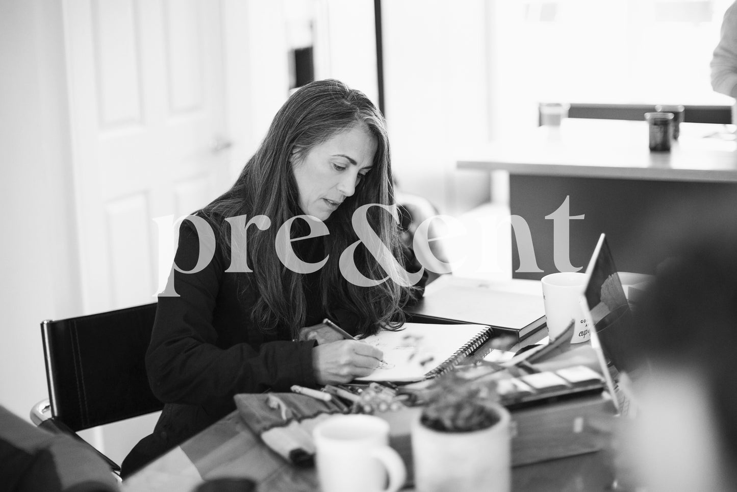 Personne dessinant à table