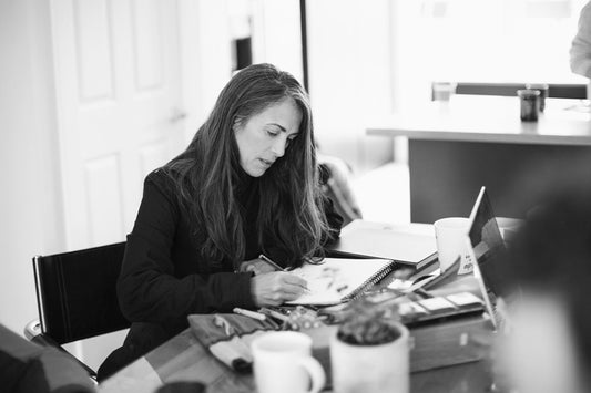 Personne dessinant à table