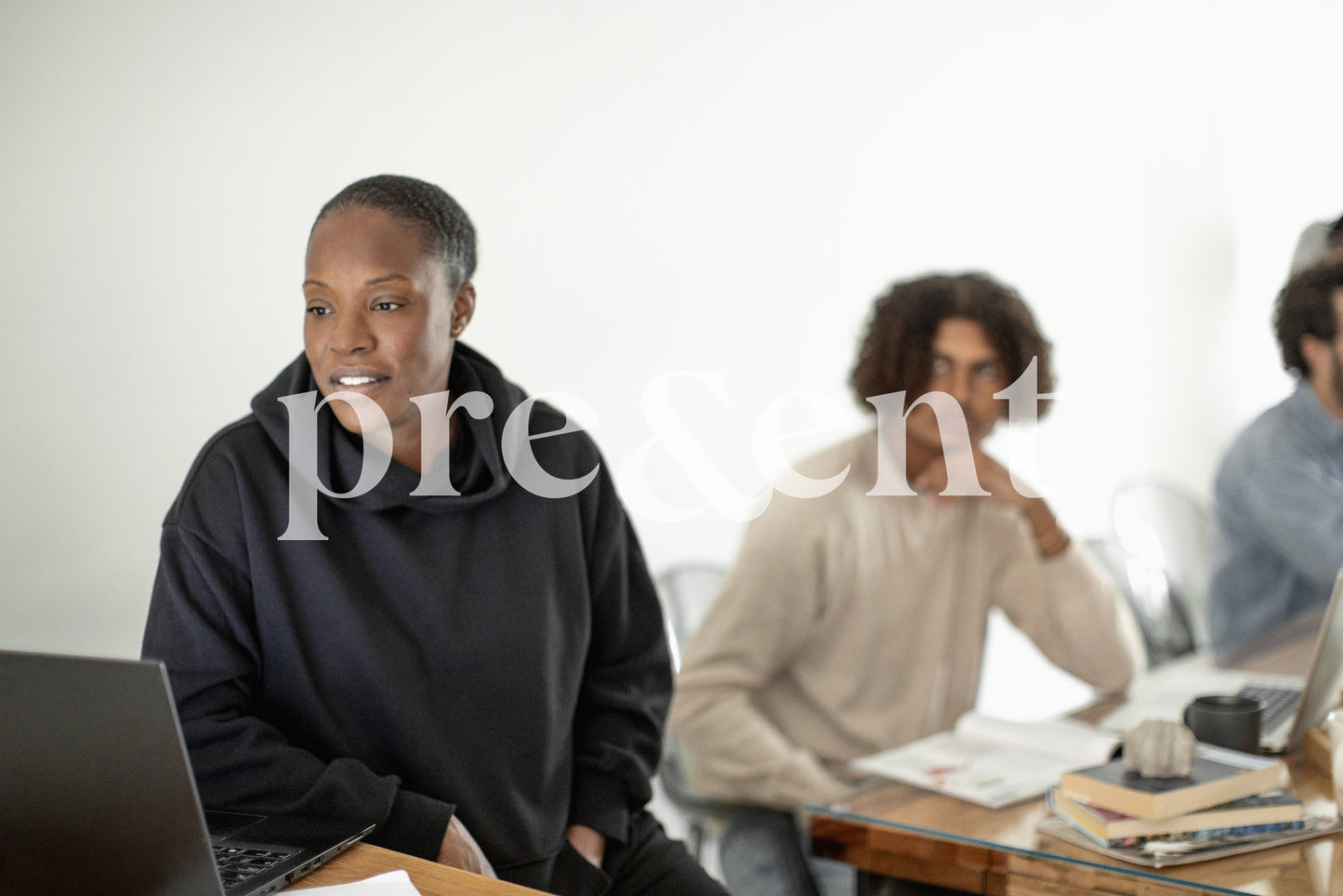 Lecture sur un ordinateur en travaillant avec des collègues