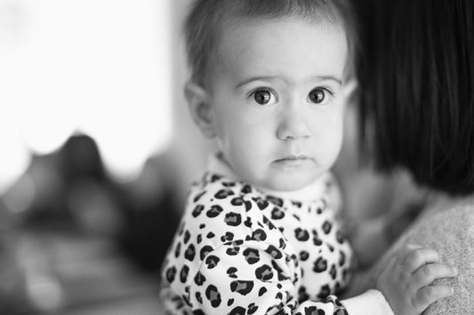 Jeune enfant tenu par son parent