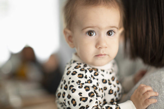 Jeune enfant tenu par son parent
