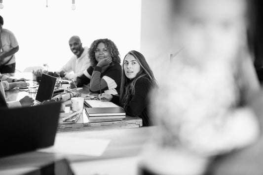 Groupe regardant un parent tenant son enfant