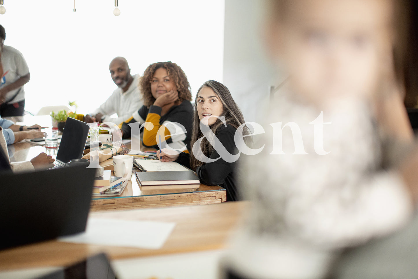 Groupe regardant un parent tenant son enfant