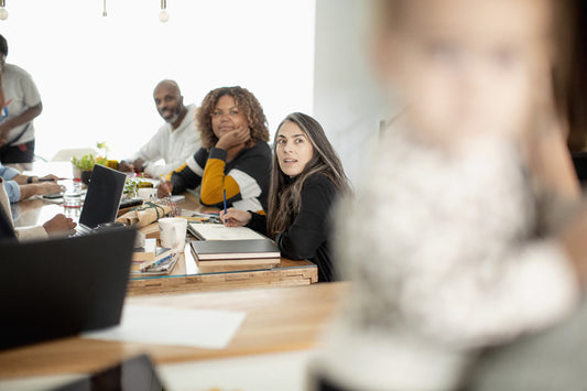 Groupe regardant un parent tenant son enfant