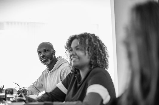 Groupe décontracté à l'écoute