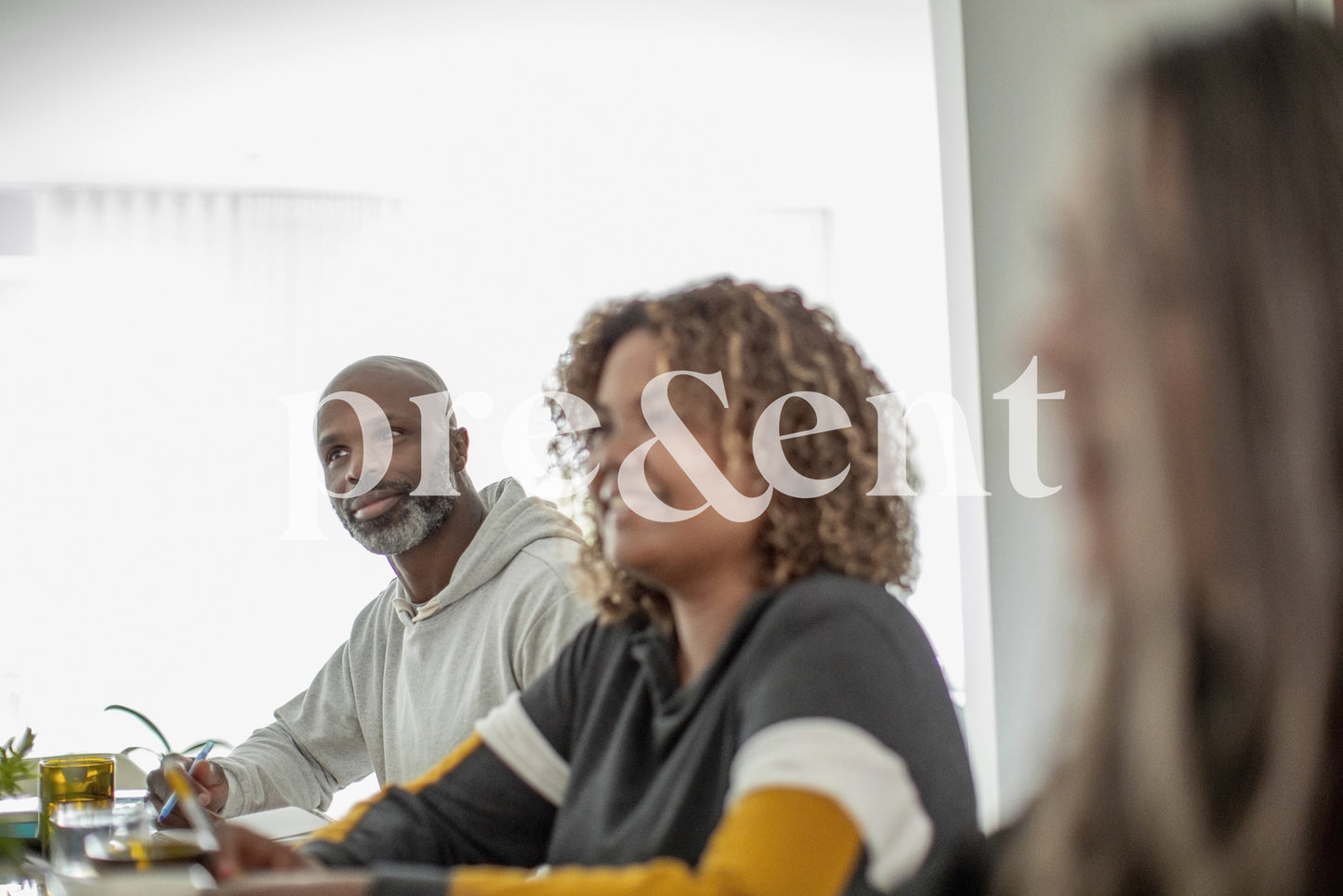 Groupe décontracté à l'écoute