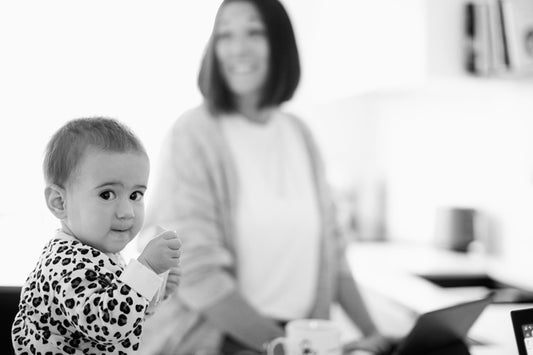Jeune enfant curieux