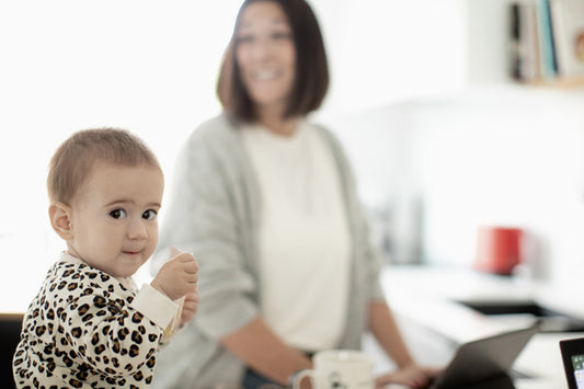 Jeune enfant curieux