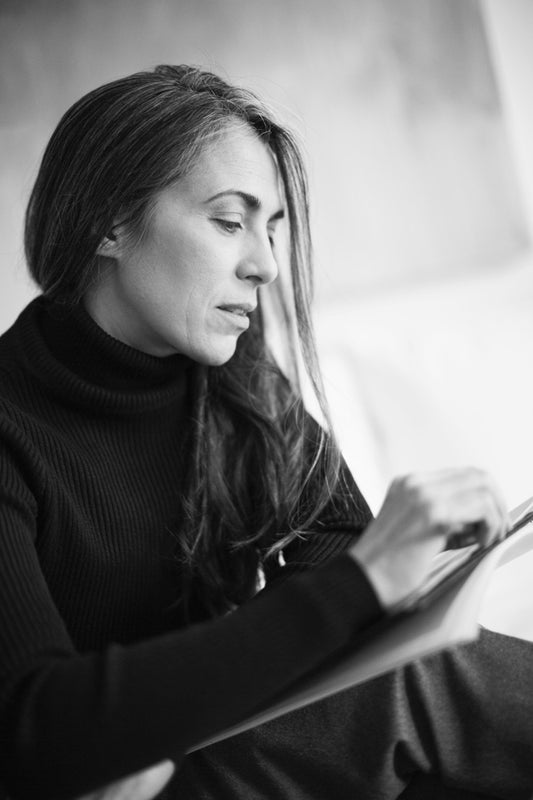 Artiste concentrée dessinant dans un cahier