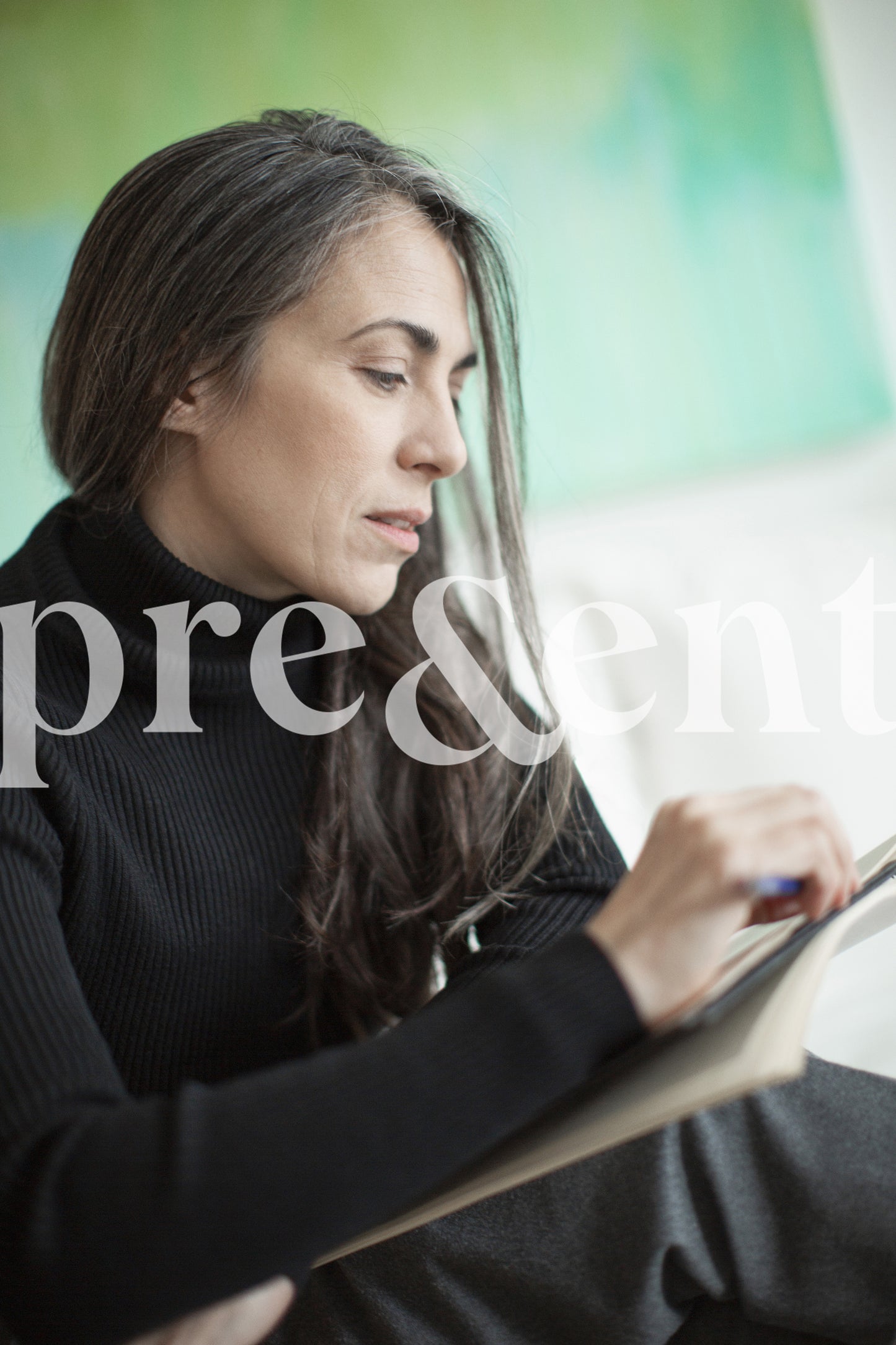 Artiste concentrée dessinant dans un cahier