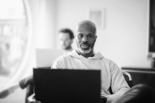 Quelqu'un travaillant sur un ordinateur portable