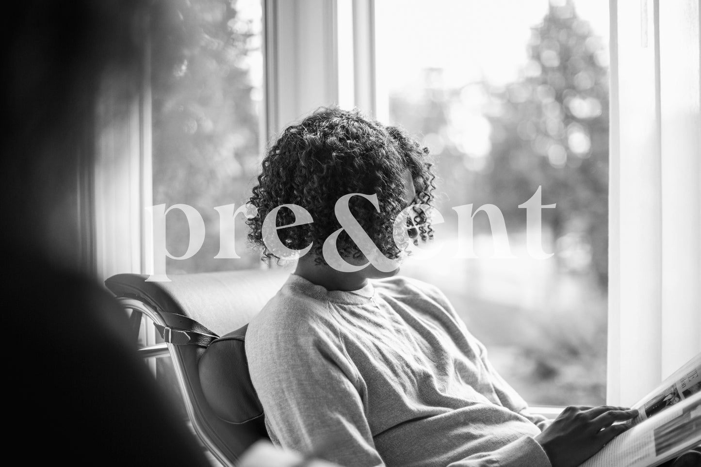 Lire un magazine proche de la fenêtre