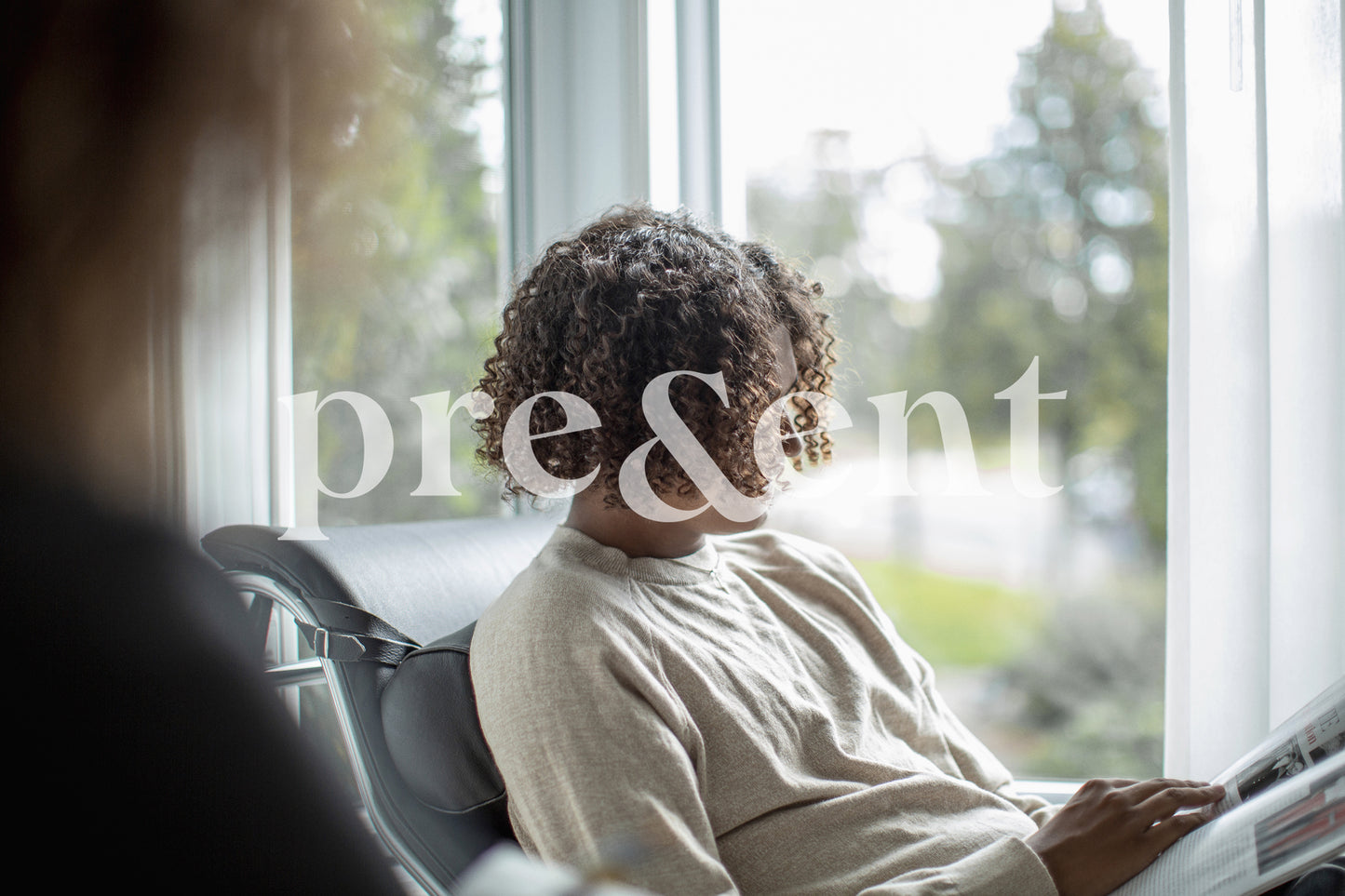 Lire un magazine proche de la fenêtre